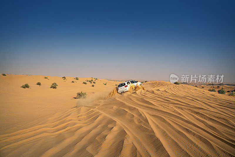 在迪拜的沙丘上开4x4