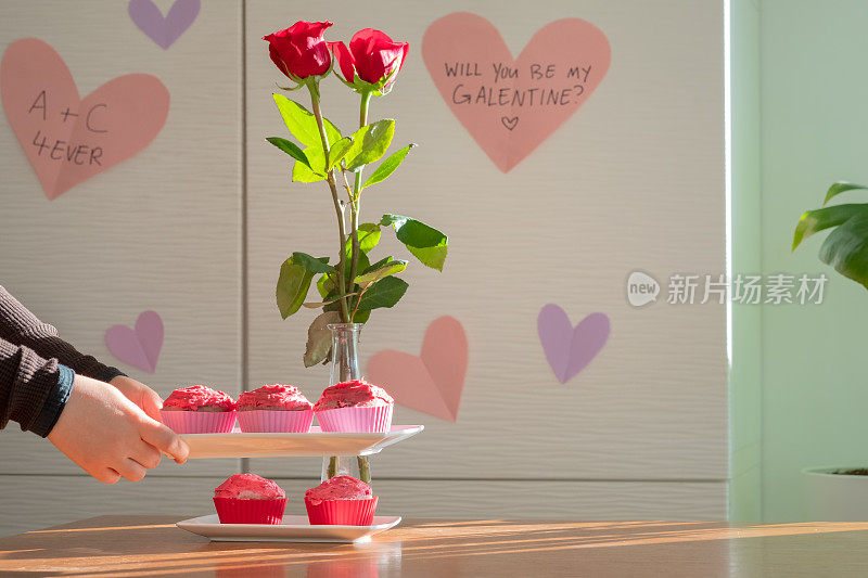 女人庆祝情人节，素食树莓纸杯蛋糕，心和玫瑰