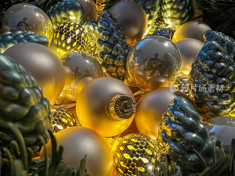 由球和光制成的金色圣诞装饰。
