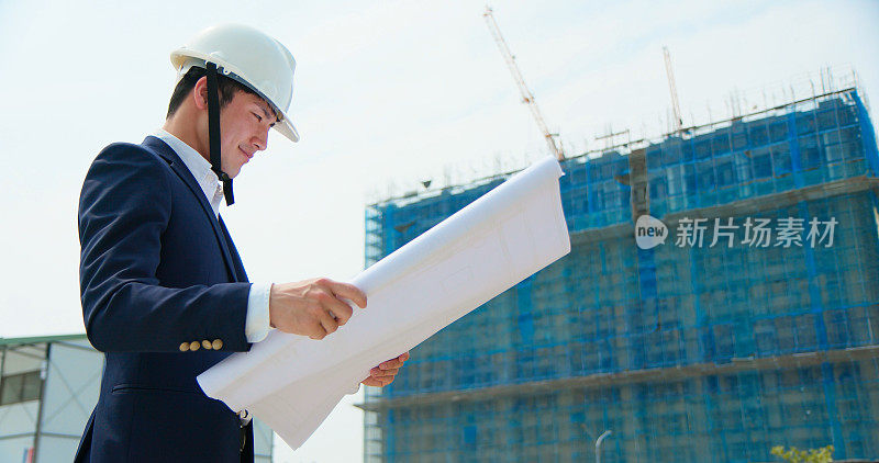 建筑师在建筑工地工作