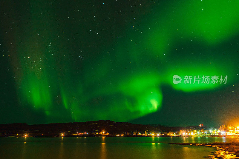 冰岛东北部的Egilsstadir上空出现了北极光