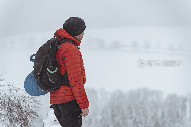 在寒冷的雪天徒步爬山