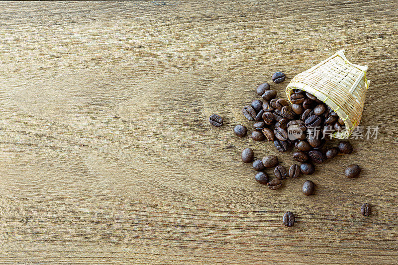 小竹篮里的咖啡豆