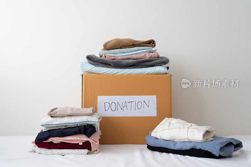 衣服捐赠的概念。把用过的衣服放在捐赠箱里准备送给别人