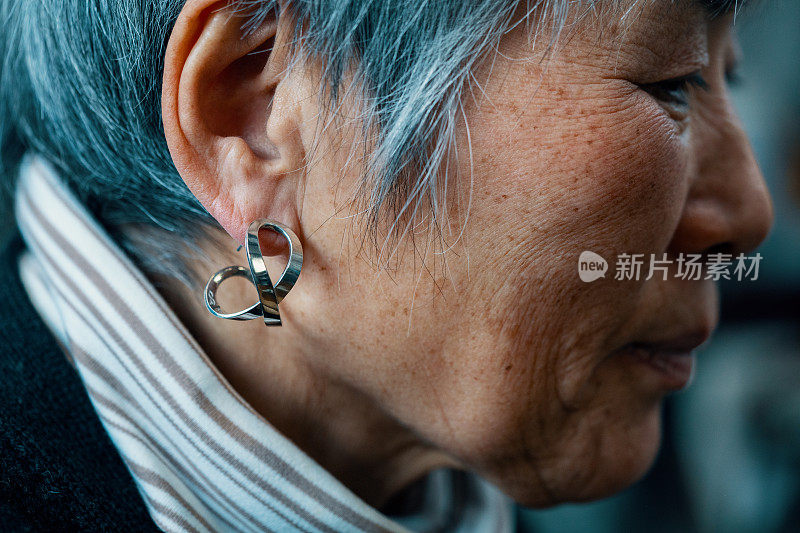 老年女性戴的银耳环