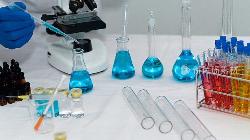 化学结构研究医学科技背景水在烧杯和化学玻璃瓶用各种彩色显微镜实验室实验工具
