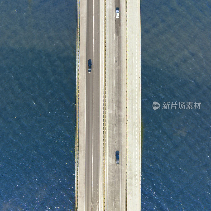 交通驾驶在桥梁上方的无人机从汽车和卡车的直接上方的视图