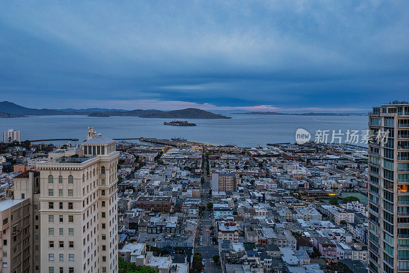 俄罗斯山上的清晨鸟瞰图