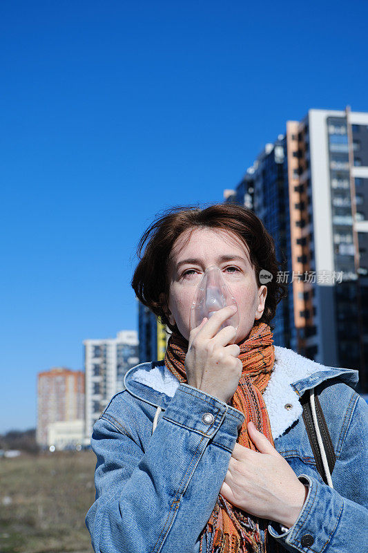 一个女人在城市里戴着氧气面罩