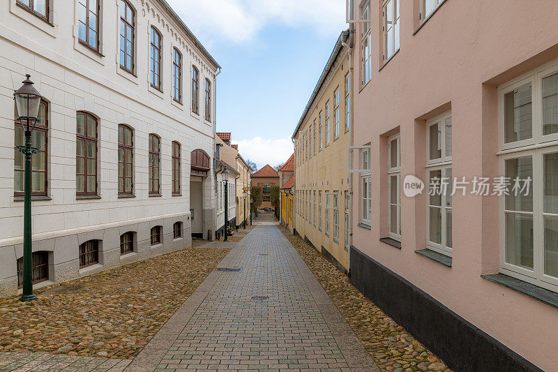 丹麦维堡，狭窄的道路两旁是建筑物