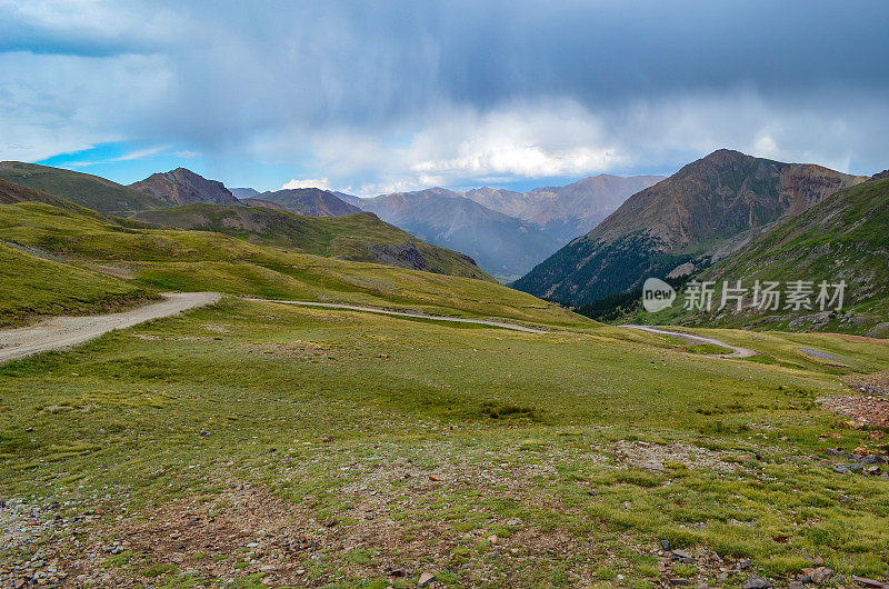 在圣胡安山上的肉桂隘口土路