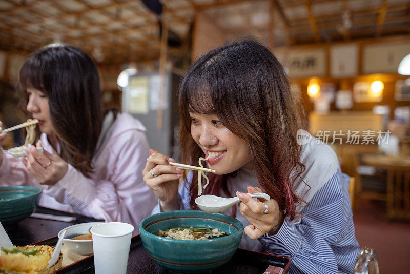 日本女性朋友在日本餐厅吃荞麦面