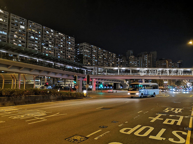 香港渡轮角的夜间街道