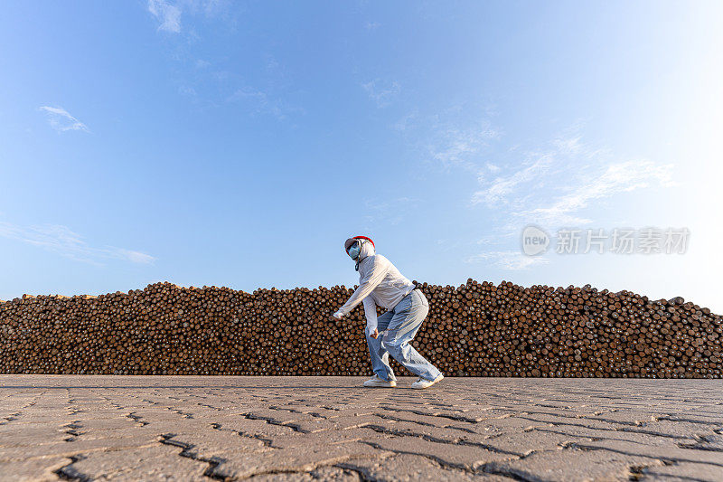 一名蒙面女子在木材堆垛区跳了起来