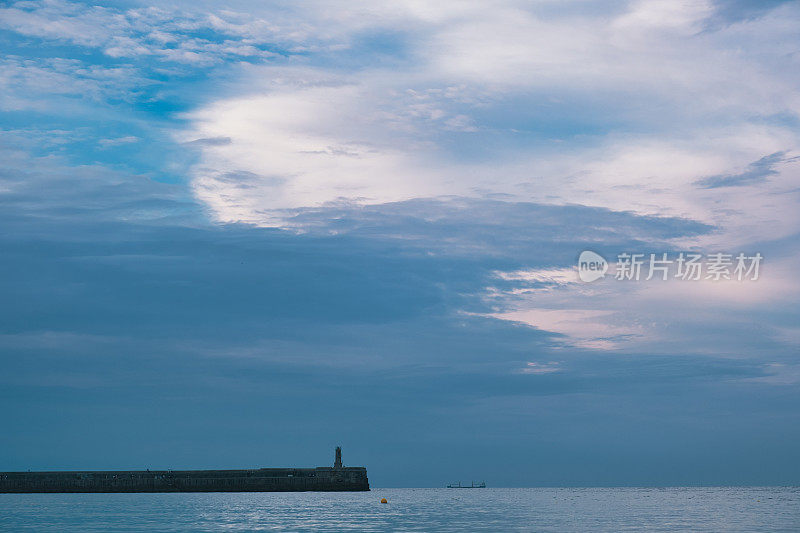 海上美丽的日落