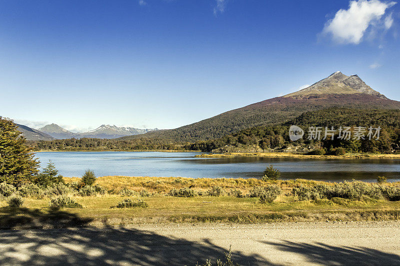 阿西加米湖(原住民名)，位于阿根廷巴塔哥尼亚火地岛国家公园，被称为罗卡湖(阿根廷)或埃拉祖利斯湖(智利)。