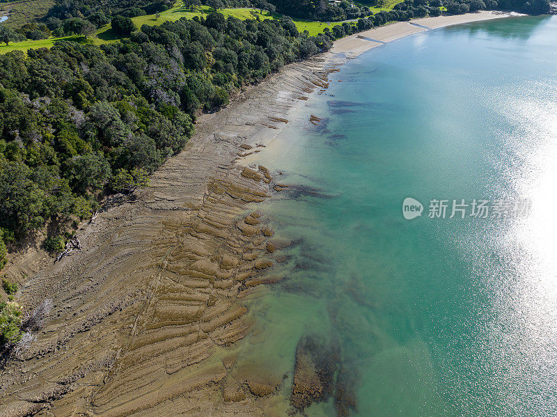 从空中俯瞰新西兰北奥克兰的海岸线