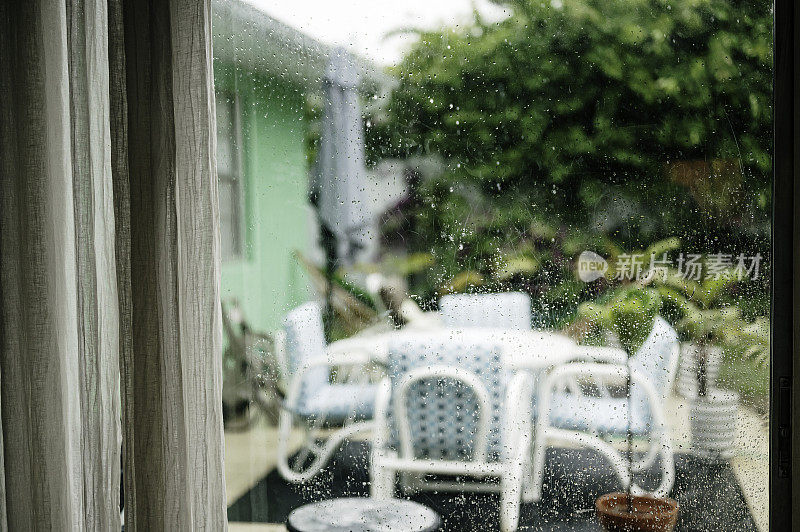 暴雨打在天井门的大窗户上，热带佛罗里达的家有恶劣的天气