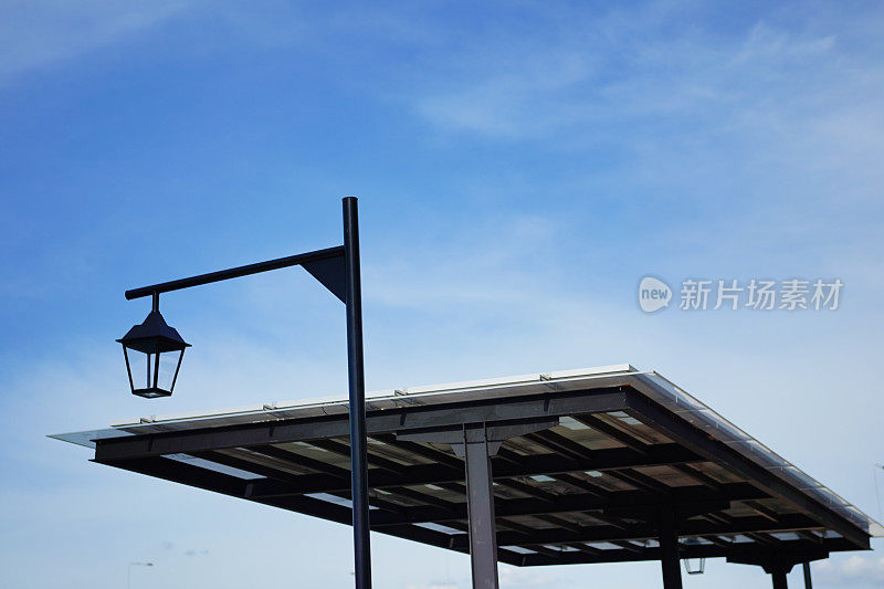 商用太阳能电池板在天空背景