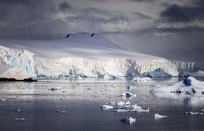 在清晨的阳光下创造冰山:南极洲
