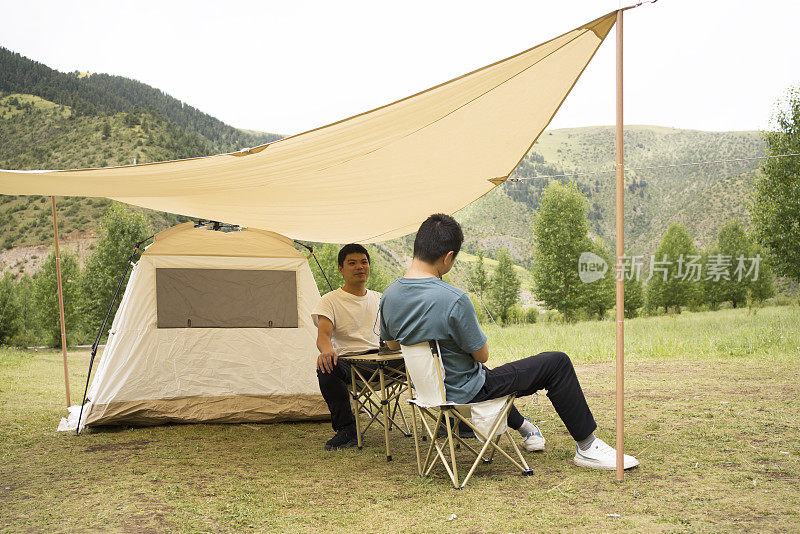 亚洲男人去户外露营，进行愉快的交流