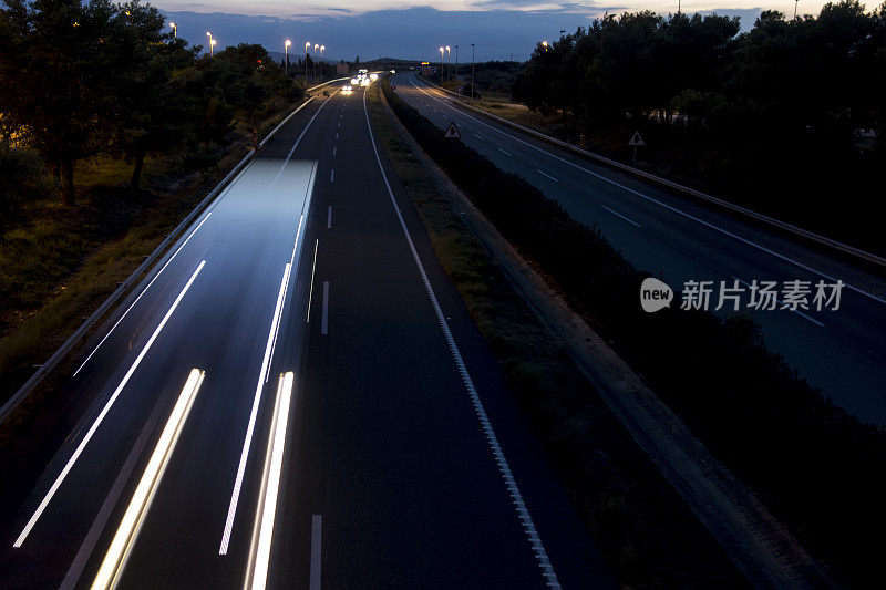 夜间道路上的车辆。