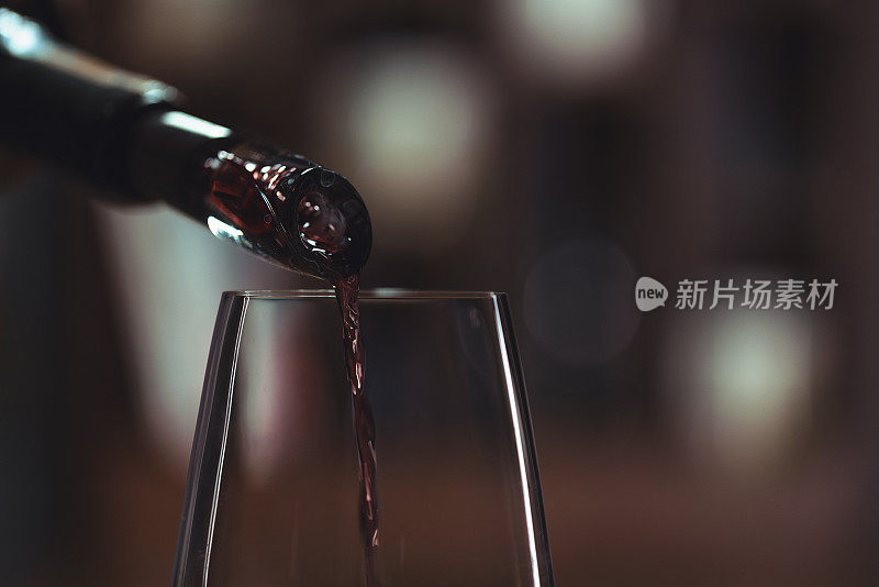 红酒倒入酒杯。