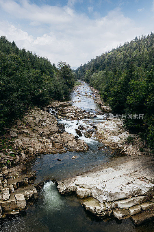 山间河流的风景。岩石河床