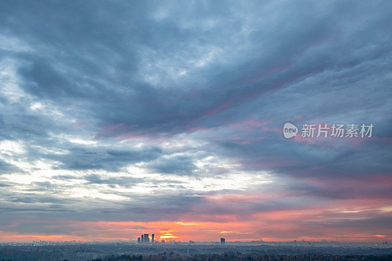 色彩柔和的天空与云在黎明日出作为自然背景