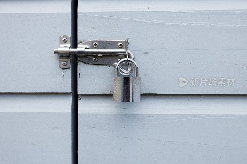 木门上的挂锁