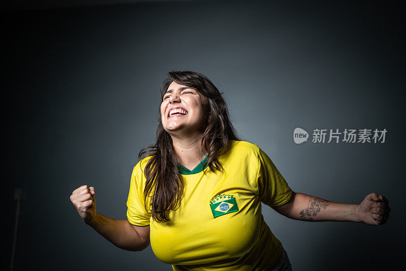 巴西年轻球迷穿着黄色队服庆祝
