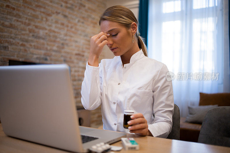 女医生在视频通话