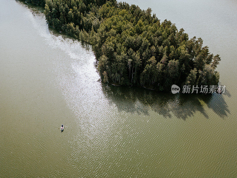 当地渔民在Salmijärvi钓鱼