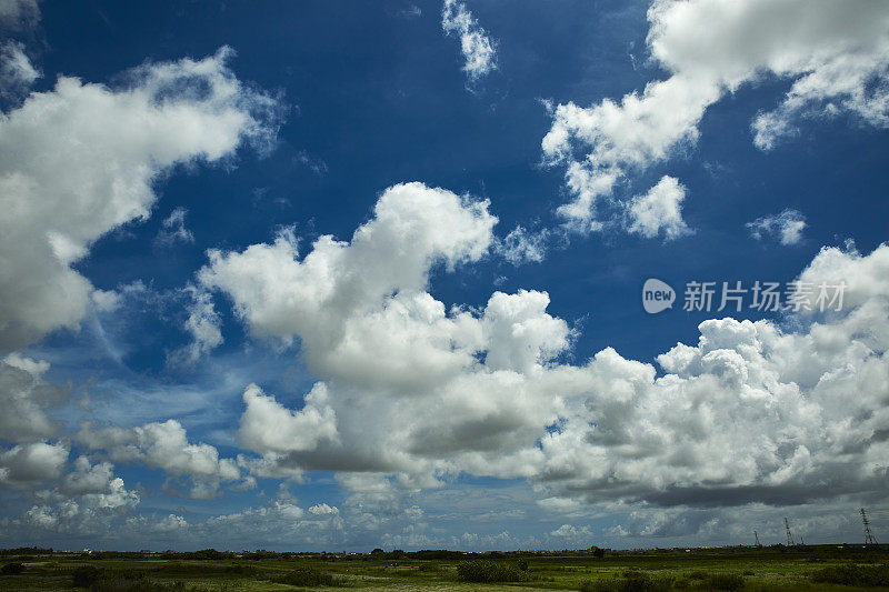 蓝色天空中戏剧性的云景。多层云从远看由黑色和白色的云组成。