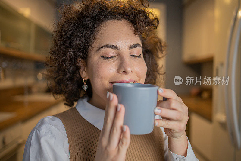 女人在家里喝咖啡放松