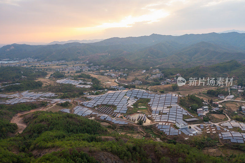 日落时山顶上的太阳能发电站