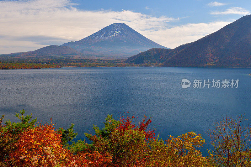 富士五湖秋叶色:元土湖