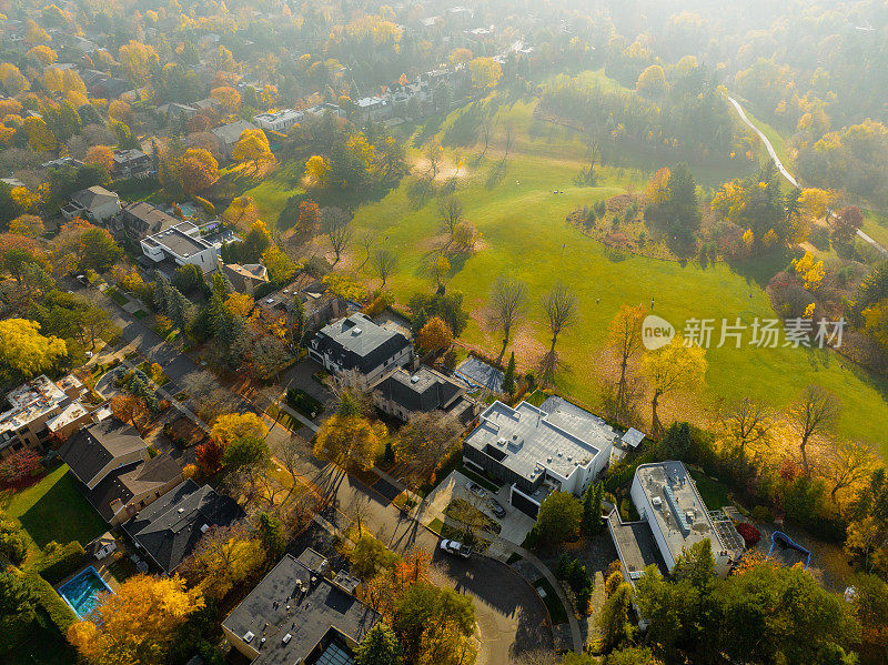 鸟瞰北约克的公园和住宅区，多伦多，加拿大，雾蒙蒙的早晨