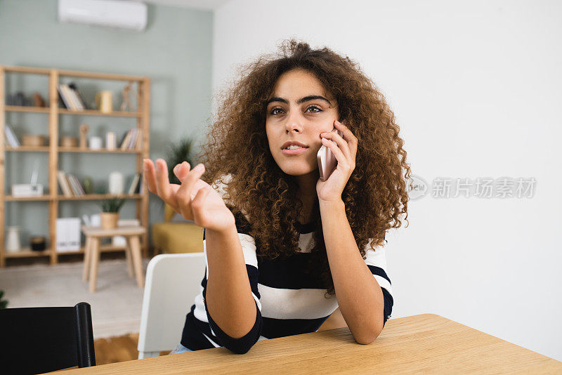 画像的年轻女子放松和通话的手机