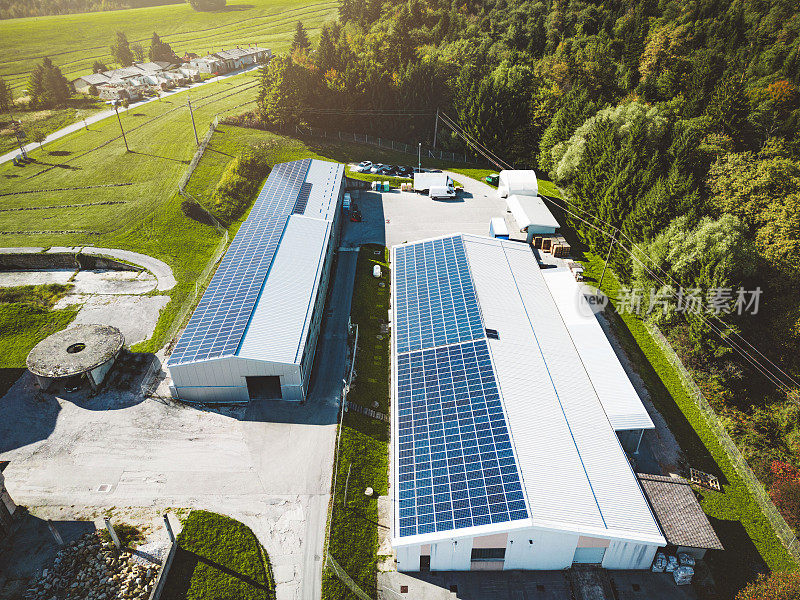 太阳能电池板覆盖了农村的两个仓库的屋顶
