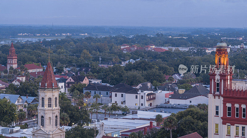 佛州圣奥古斯丁，日出时分。景色包括圣奥古斯丁大教堂，弗拉格勒学院，市政厅和其他历史建筑。