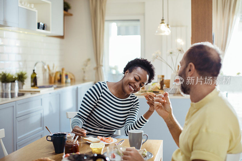 中年夫妇在吃早餐