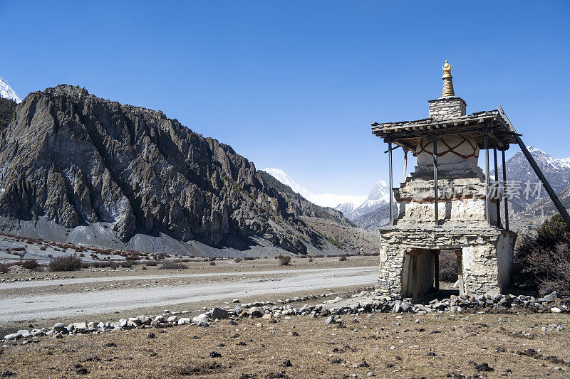 这是一座佛塔，位于中国边境的罗满堂和科罗之间。藏式石塔。这个结构在藏语中被称为Chorten。