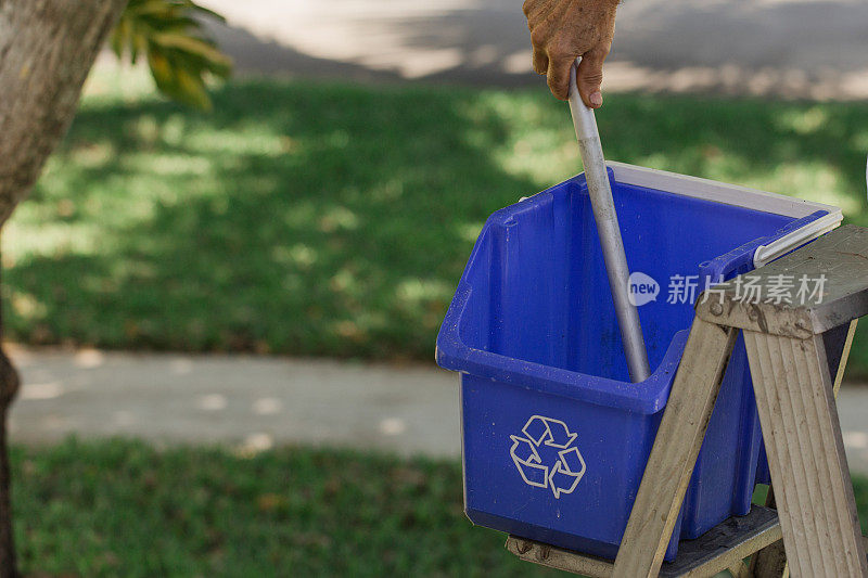 2023年春天，一名男子在南佛罗里达州的家中多次使用蓝色回收箱桶作为清洁桶来清洗排水沟