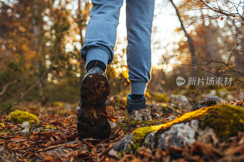 徒步旅行者走在山路上