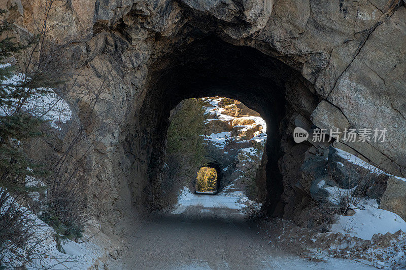 美国科罗拉多斯普林斯西部的乔治湖附近11英里峡谷的积雪覆盖的土路上的双隧道