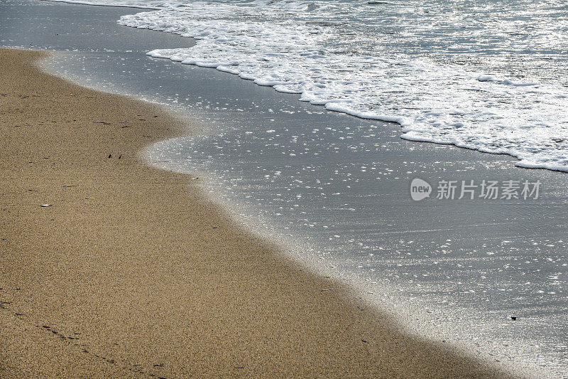 柔软的波浪海滩