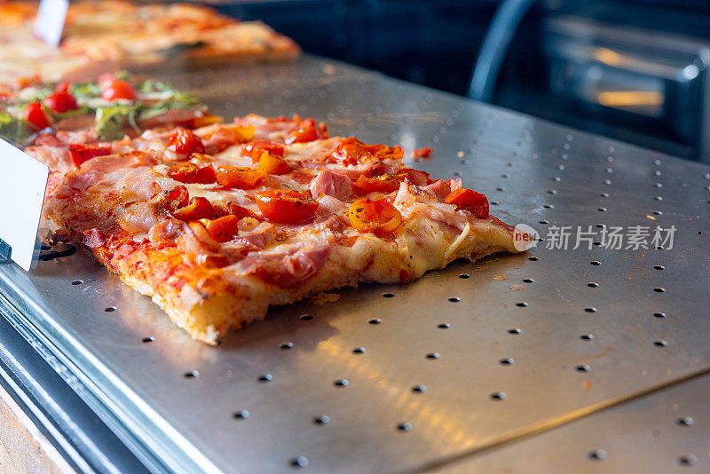拿出橱窗里长方形的披萨