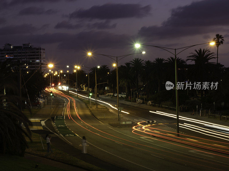 郊区道路上的浅色小径