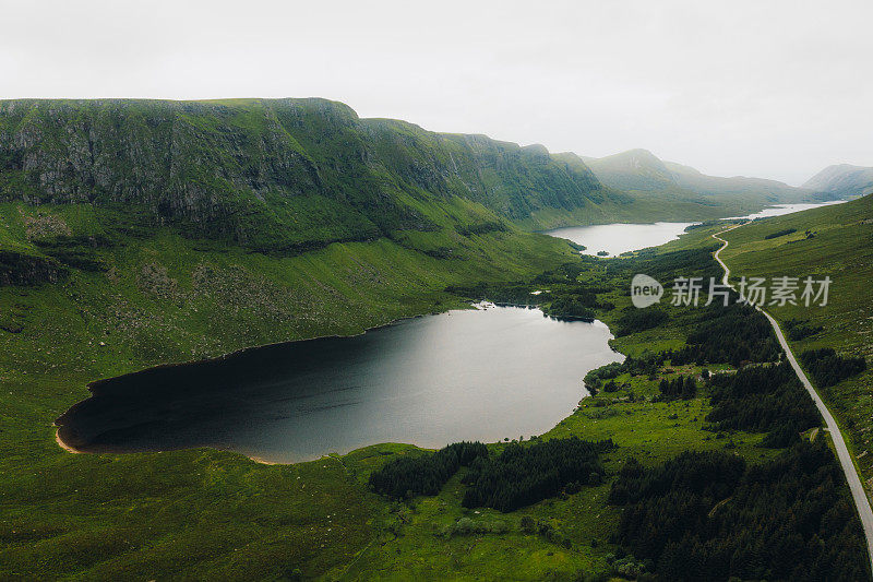 航拍的道路沿风景秀丽的湖泊在挪威的青山